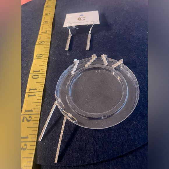 NWOT Fashion Jewelry sparkling Bar Earrings - Picture 1 of 2